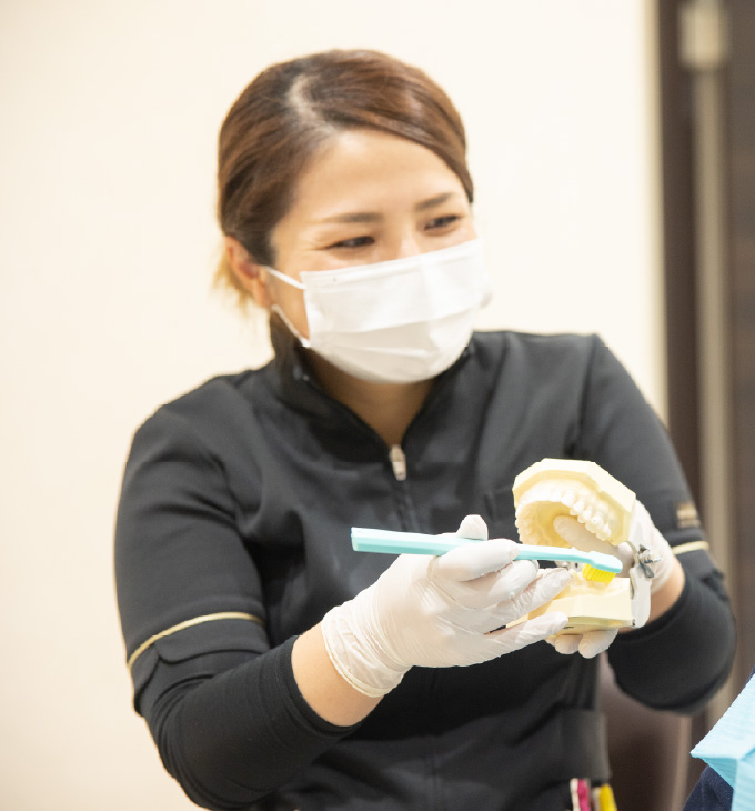 ブラッシング指導をする歯科衛生士