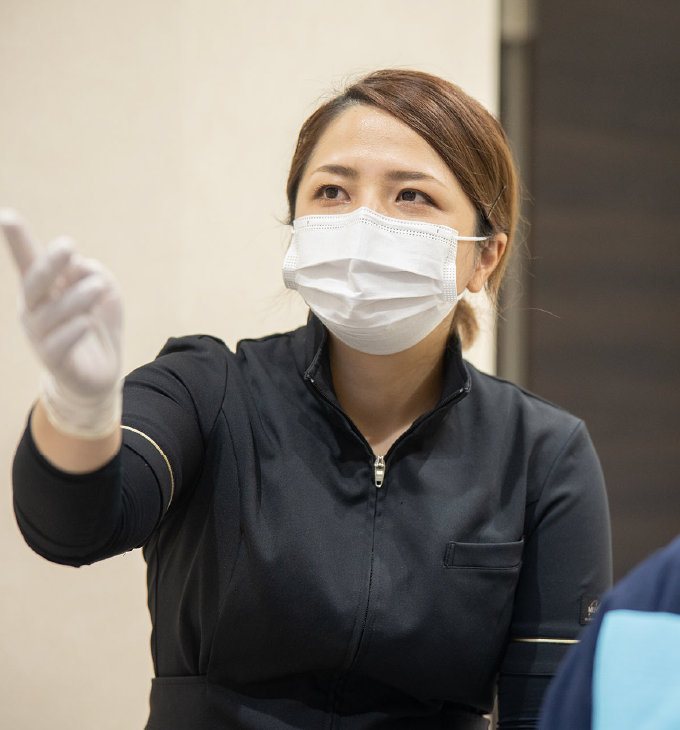 お口の状態を説明する歯科衛生士