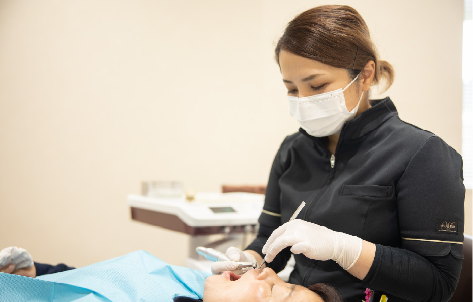 スケーリングをする歯科衛生士
