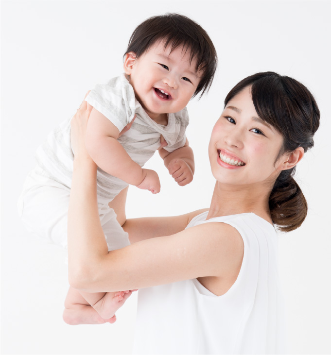 赤ちゃんを抱きかかえる女性