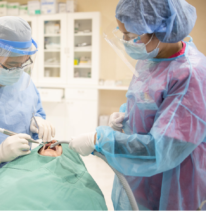 手術の補助をする歯科衛生士