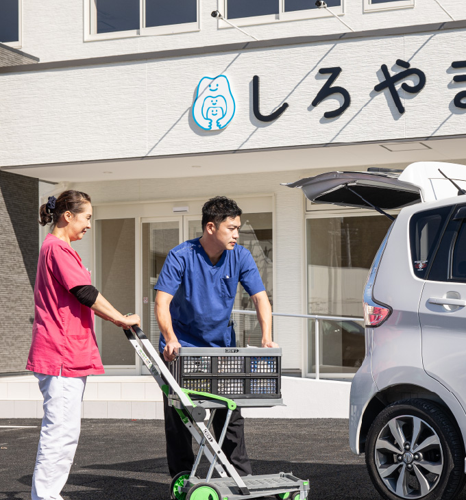 医療器具を積んで訪問車でお伺いいたします