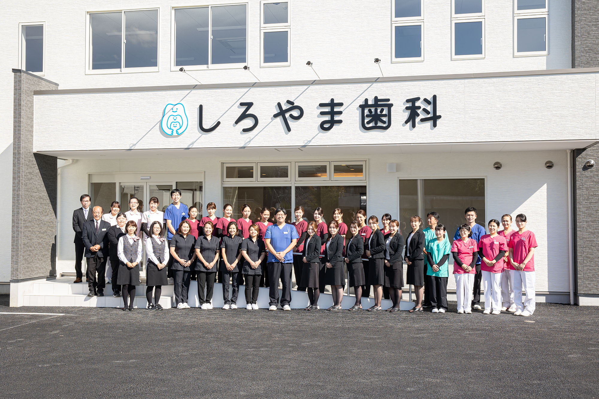 家族で食事を囲む様子