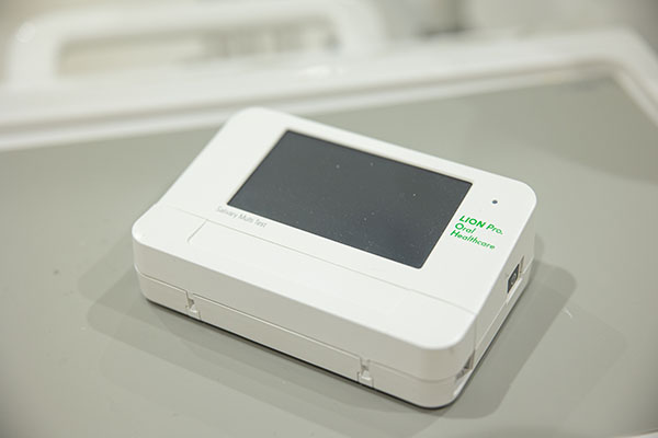 唾液検査の機械