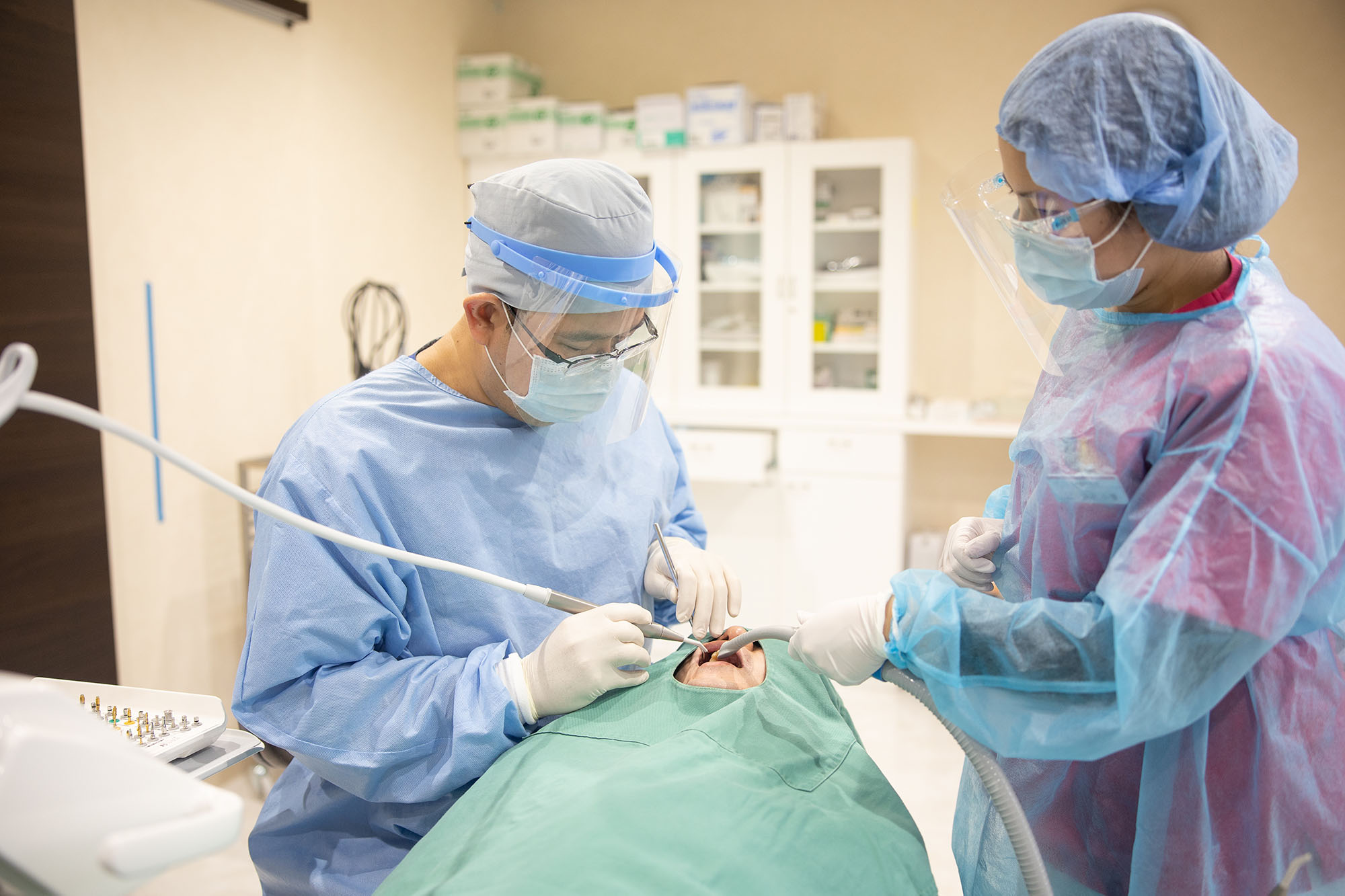 設備の整った手術専用ルームでの手術の様子