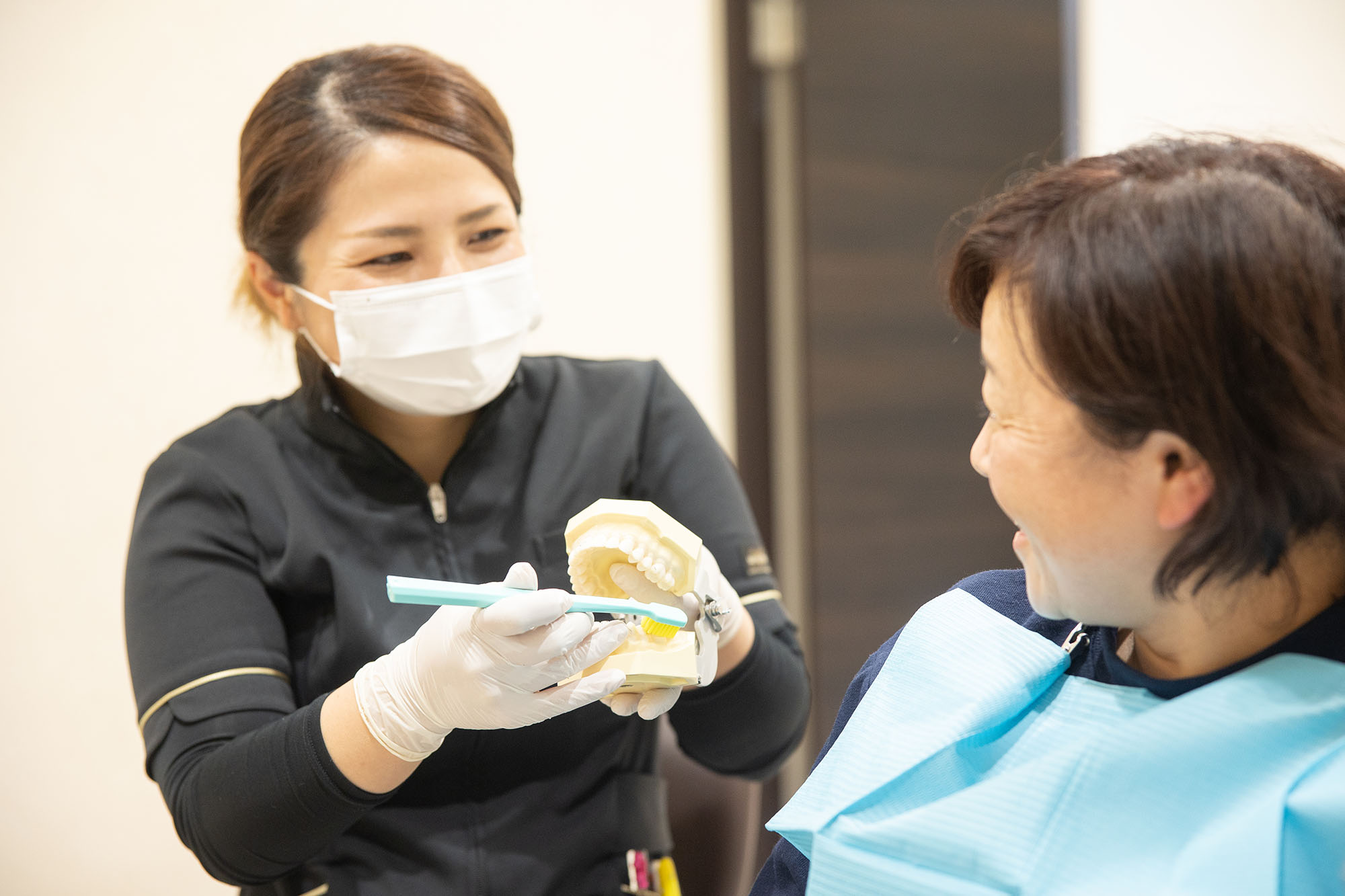 患者様に処置について説明する歯科衛生士